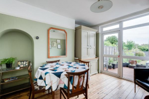 Cheerfull 3-Bedroom Home with parking & garden